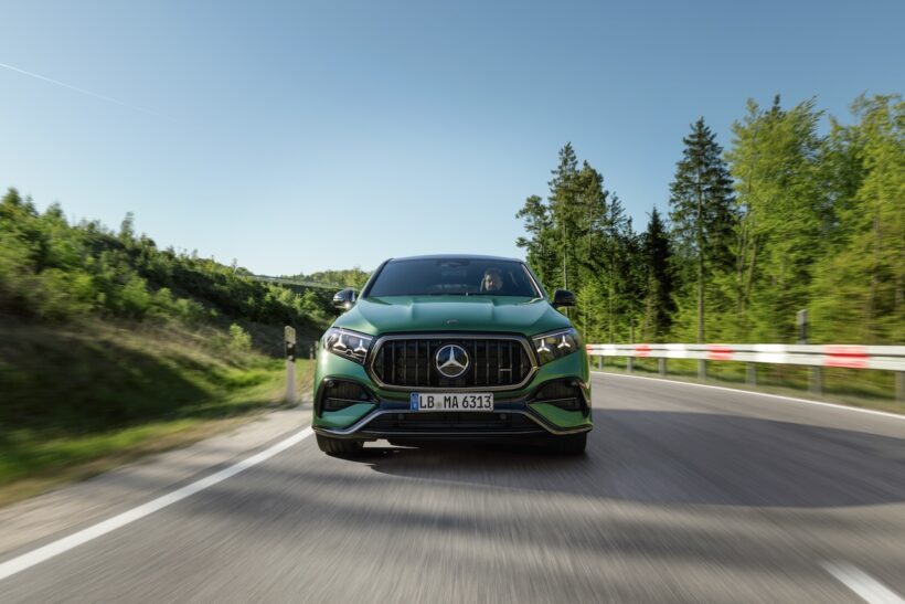 内外装とパワーユニットに改良が施された「メルセデス AMG GLS 63 4MATIC+ クーペ」の走行シーン。