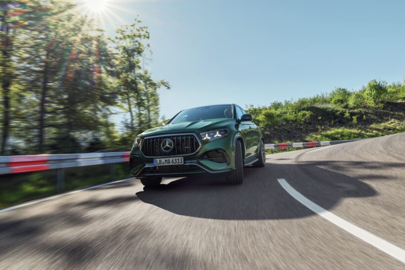 内外装とパワーユニットに改良が施された「メルセデス AMG GLS 63 4MATIC+」の走行シーン。