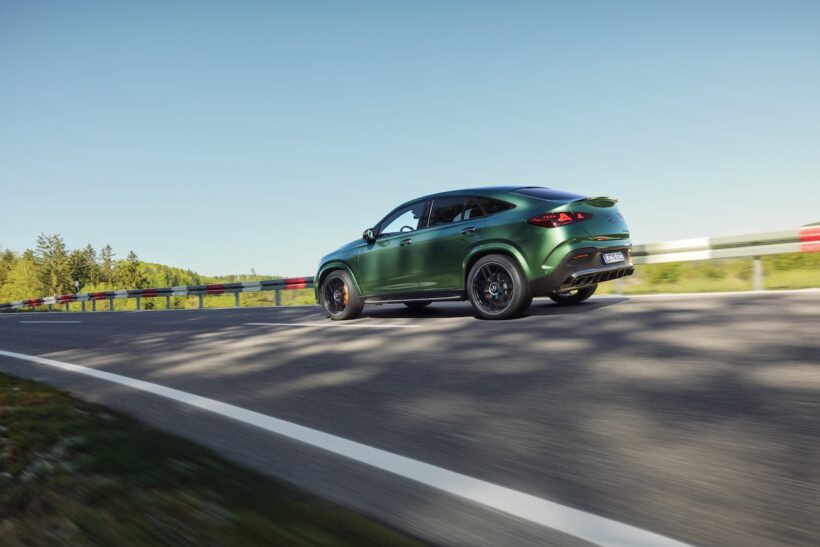 内外装とパワーユニットに改良が施された「メルセデス AMG GLS 63 4MATIC+ クーペ」の走行シーン。