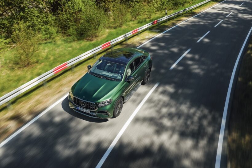 内外装とパワーユニットに改良が施された「メルセデス AMG GLS 63 4MATIC+ クーペ」の走行シーン。
