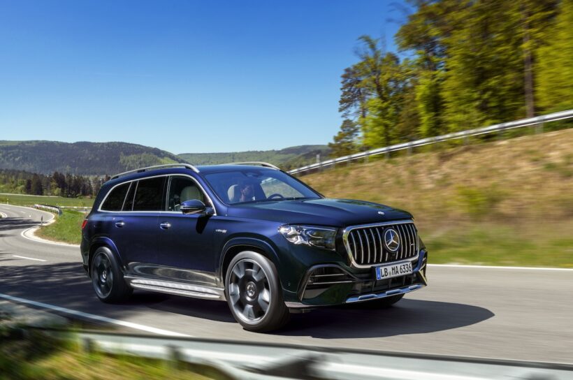 内外装とパワーユニットに改良が施された「メルセデス AMG GLS 63 4MATIC+」の走行シーン。