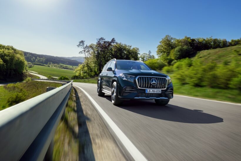 内外装とパワーユニットに改良が施された「メルセデス AMG GLS 63 4MATIC+」の走行シーン。