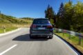 内外装とパワーユニットに改良が施された「メルセデス AMG GLS 63 4MATIC+」の走行シーン。