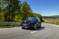 内外装とパワーユニットに改良が施された「メルセデス AMG GLS 63 4MATIC+」の走行シーン。