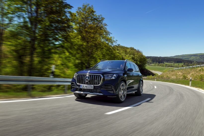 内外装とパワーユニットに改良が施された「メルセデス AMG GLS 63 4MATIC+」の走行シーン。