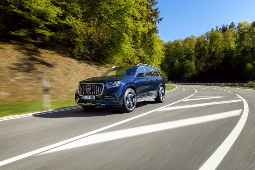 内外装とパワーユニットに改良が施された「メルセデス AMG GLS 63 4MATIC+」の走行シーン。