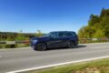 内外装とパワーユニットに改良が施された「メルセデス AMG GLS 63 4MATIC+」の走行シーン。