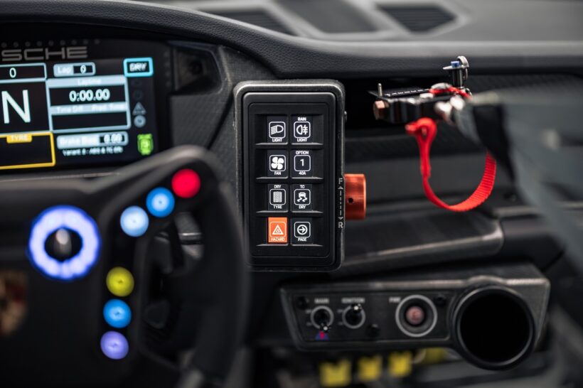 GT4規定で開発されたカスタマー向け新型レーシングカー「ポルシェ 911 GT4 R」のコクピット。