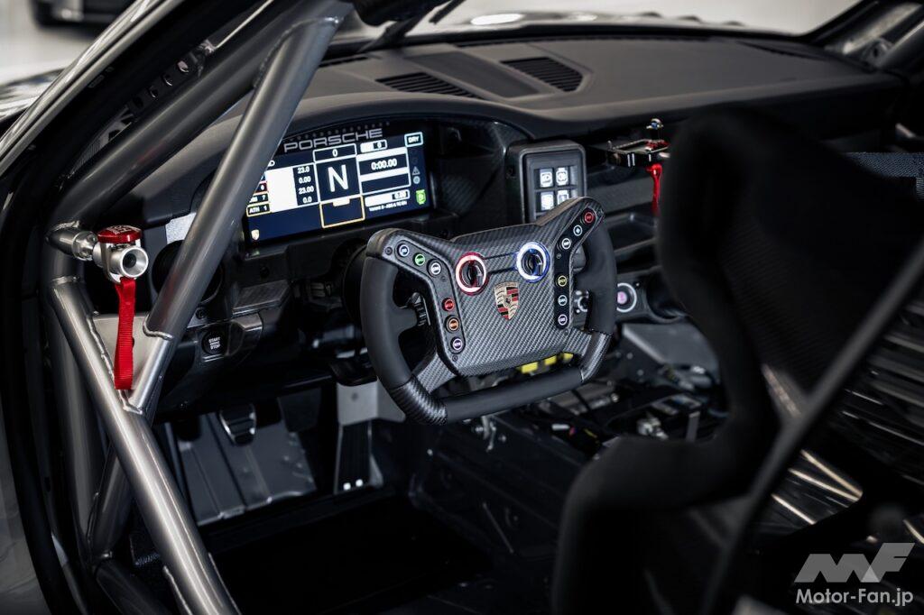 GT4規定で開発されたカスタマー向け新型レーシングカー「ポルシェ 911 GT4 R」のコクピット。