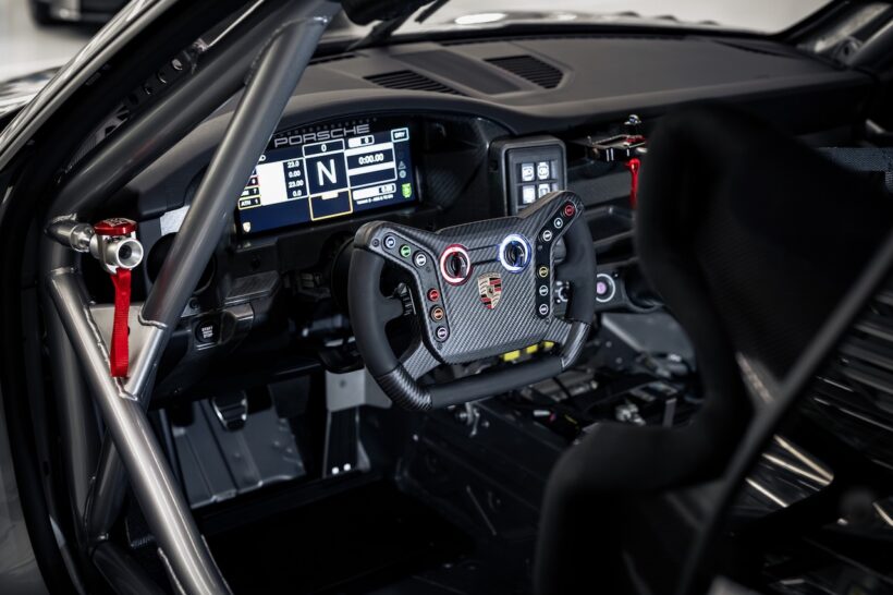 GT4規定で開発されたカスタマー向け新型レーシングカー「ポルシェ 911 GT4 R」のコクピット。