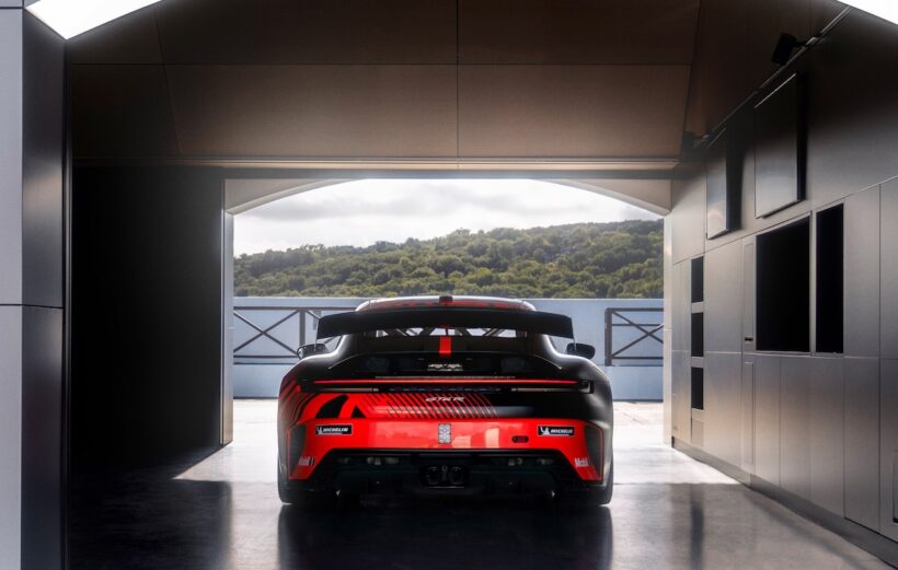 GT4規定で開発されたカスタマー向け新型レーシングカー「ポルシェ 911 GT4 R」。