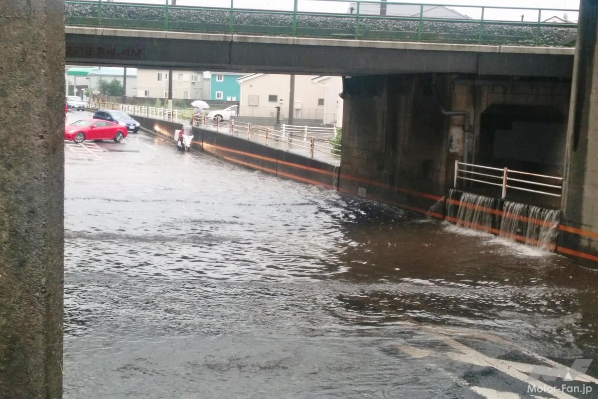 ゲリラ豪雨で道路が冠水！「これくらいなら行ける」は危険？ アンダーパスに進入してはいけない理由【知って得するクルマの基礎知識】