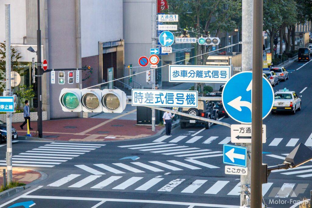 複数の信号機のある交差点