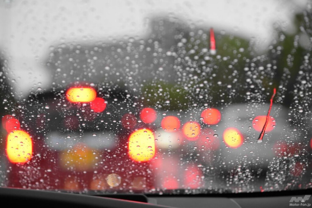 雨の中の車内