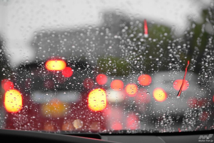 雨の中の車内