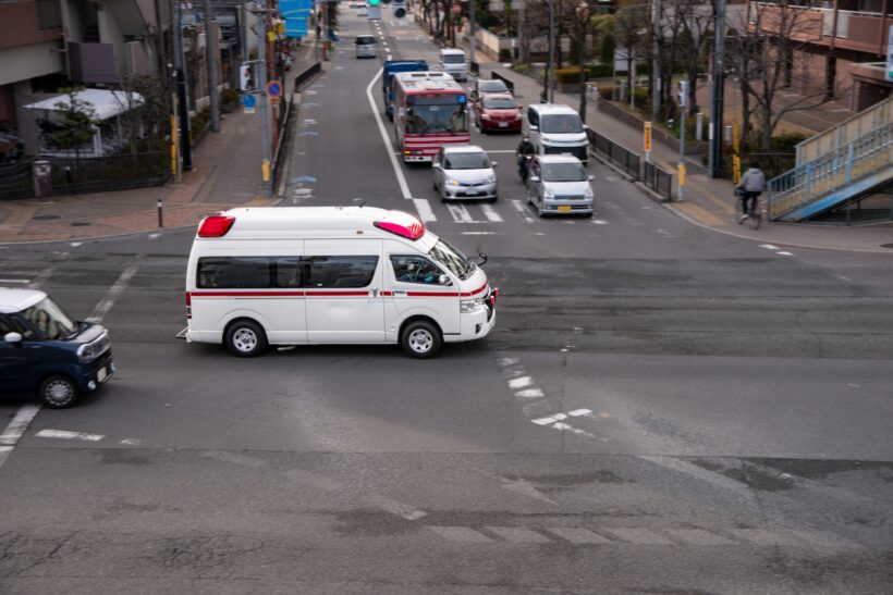 交差点を走る救急車