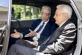 ルーチェの後席に座るセルジョ・マッタレッラ大統領（右）とピエロ・フェラーリ副社長。