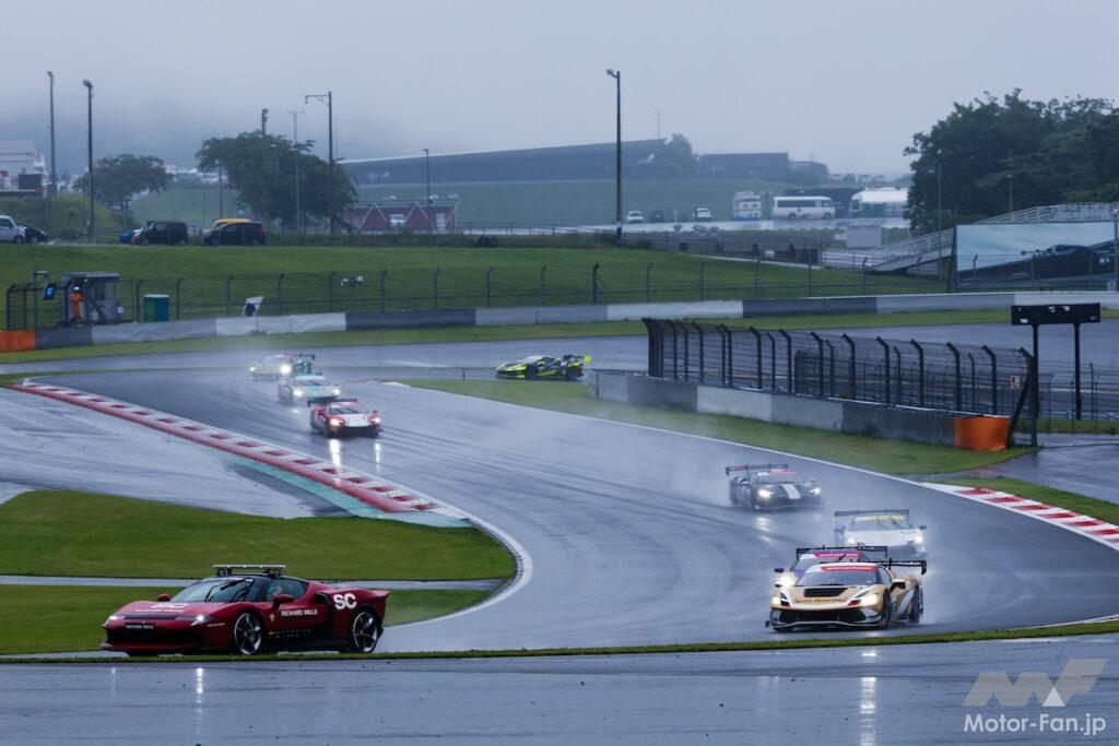 雨のため両グループともレース1同様にセーフティカー先導でスタート。