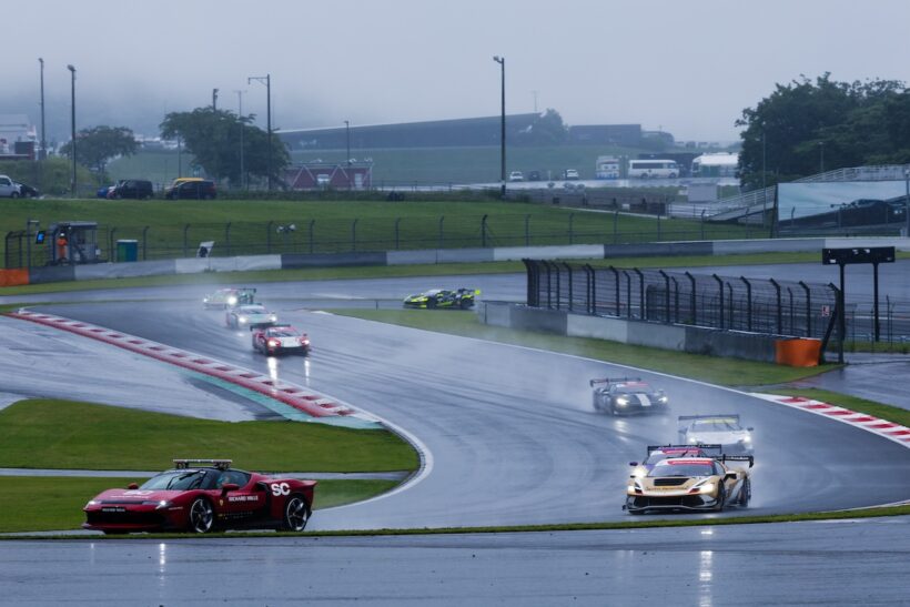 雨のため両グループともレース1同様にセーフティカー先導でスタート。