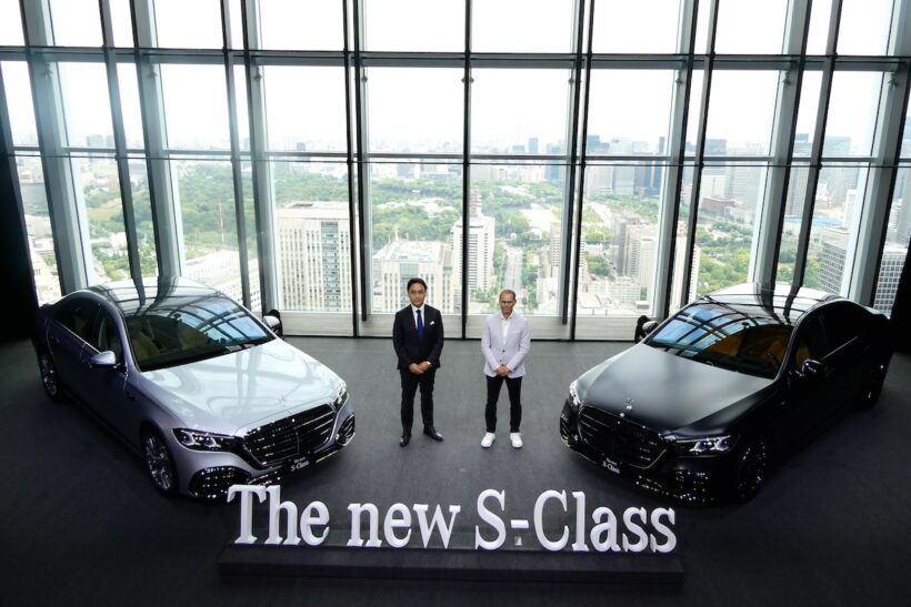 「S 450 d 4MATIC」（左）、「S 580 4MATIC long」の間に立つのはメルセデス・ベンツ日本合同会社のゲルティンガー剛社長兼CEO（左）とメルセデス・ベンツ・グループAGのSクラス開発責任者を務めるフランク・ヴンドラック氏。