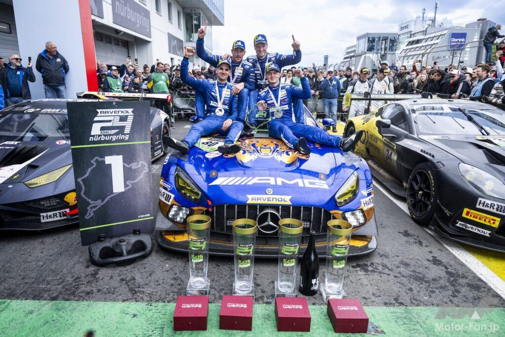 80号車「メルセデスAMG GT3 TEAM RAVENOL」を優勝に導いたマロ・エンゲル/ルカ・シュトルツ/ファビアン・シラー/マキシム・マルタン。