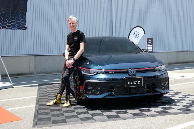 日本市場専用の50周年記念限定ゴルフGTIのプロトタイプとフォルクスワーゲングループジャパン代表取締役社長のマーティン・ザーゲ氏