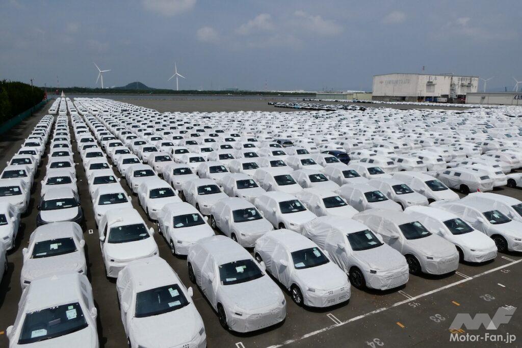 陸上げされたばかりの車両が並ぶ専用埠頭の景色は圧巻。
