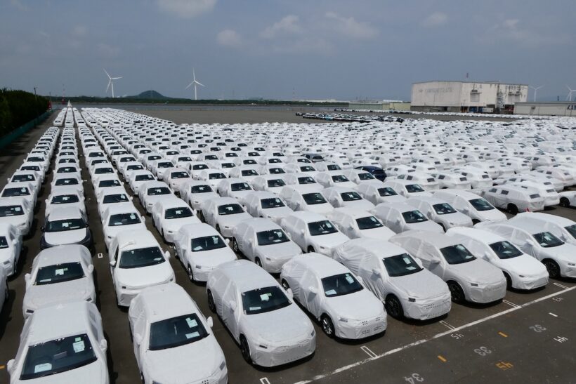 陸揚げされたばかりの車両が並ぶ専用埠頭の景色は圧巻。