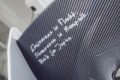 マンタイキット専用となるフロントのリップスポイラー、カーボン製リヤウイング、リヤホイールのエアロディスクなどを装着。サスキットやブレーキライン、パッドも専用品だ。リヤウイングの裏側には本文にもあるメッセージが。