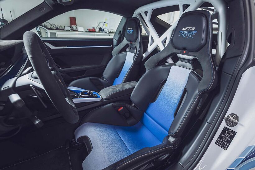 シートはカーボン製の軽量フルバケットタイプで、中央は白×青のグラデーションが美しい専用のファブリックとなる。ロールケージも特別にセラミカホワイトで塗装される。