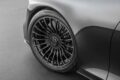 足もとを支えるホイールは前9.5J、後11.5Jとなる21インチのモノブロックZ-GTシャドウ・エディションだ。前275/35ZR21、後325/30ZR21サイズのタイヤは、コンチネンタルがBODOのために特別に開発したスポーツコンタクト7フォースである。