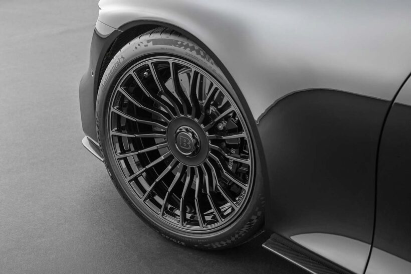 足もとを支えるホイールは前9.5J、後11.5Jとなる21インチのモノブロックZ-GTシャドウ・エディションだ。前275/35ZR21、後325/30ZR21サイズのタイヤは、コンチネンタルがBODOのために特別に開発したスポーツコンタクト7フォースである。