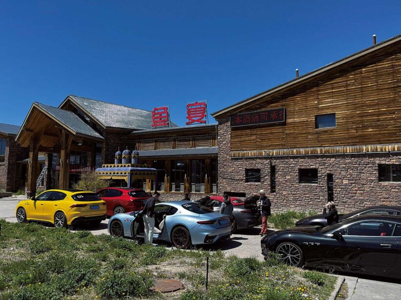 サリム湖の湖畔はリゾートとして近年開発が進んでいる地域で、その景色は普通に想像する中国とは異なる。あらためて国土の大きさ、そして文化の違いが感じられた。