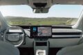 再生ポリエステル製テキスタイルを用いたダッシュボードを採用。Google Gemini対応インフォテインメントや大型ディスプレイを統合し、先進性と上質感を高次元で両立した。