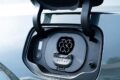 急速充電は最大400kWに対応。わずか10分で最大340km分の航続距離を回復できる次世代EVだ。