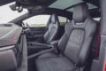 シート表皮はスムースレザーと合成皮革「レーステックス」のコンビ。試乗車は「GTSインテリアパッケージ（85万1000円）」装着車で、これを選択するとステッチやシートベルトが3色から選べるほか、トリムパネルがカーボン製に。