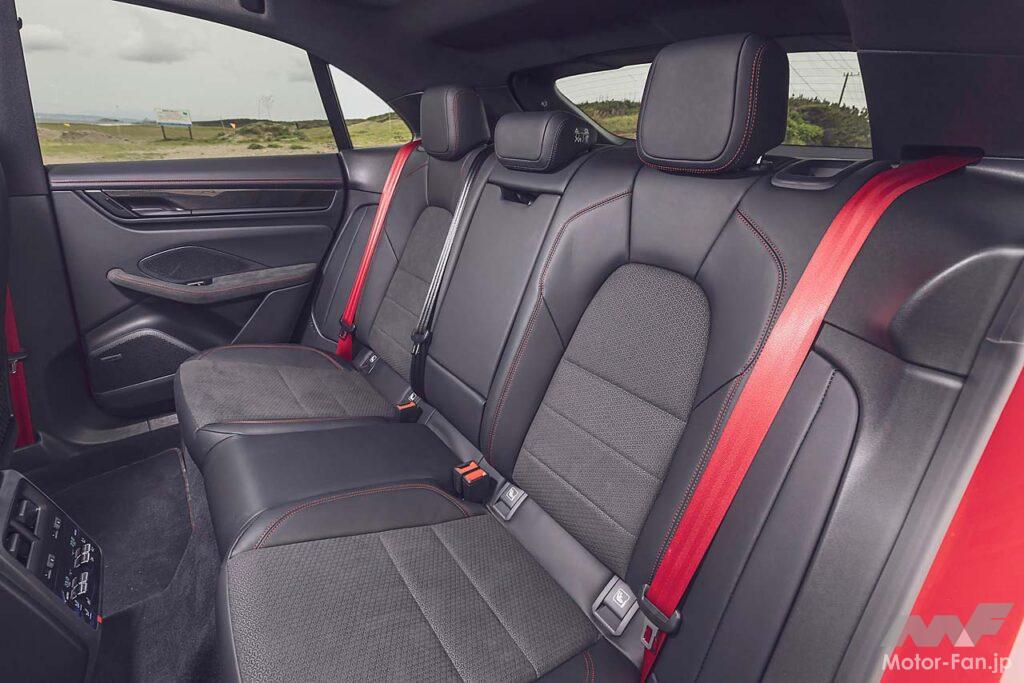 シート表皮はスムースレザーと合成皮革「レーステックス」のコンビ。試乗車は「GTSインテリアパッケージ（85万1000円）」装着車で、これを選択するとステッチやシートベルトが3色から選べるほか、トリムパネルがカーボン製に。