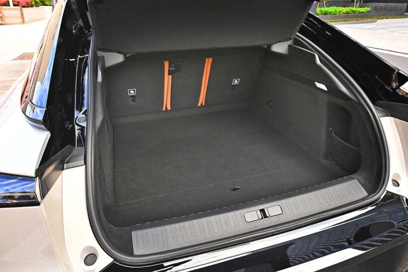 リヤシートは40対20対40の可倒式を採用する。荷室は通常時620リットルと必要にして十分な容量を誇る。