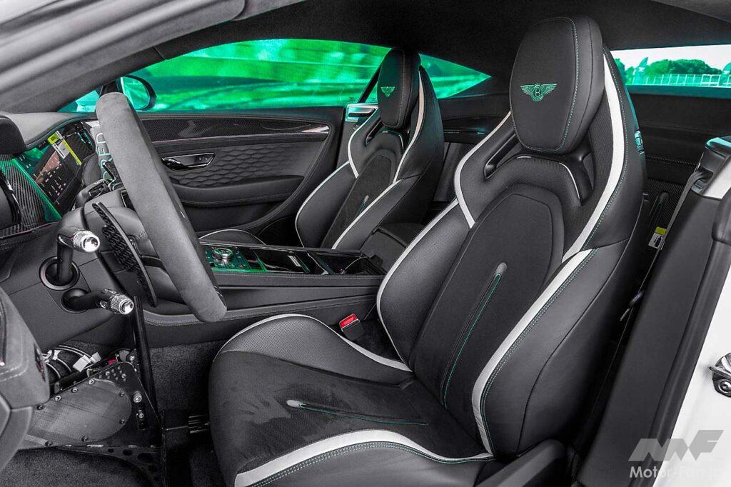 専用デザインのシートは本格バケットタイプ。後席はカーボン製の荷物入れとなり、完全な2シーターだ。