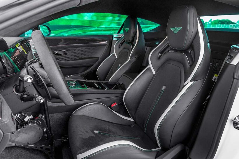 専用デザインのシートは本格バケットタイプ。後席はカーボン製の荷物入れとなり、完全な2シーターだ。