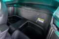 専用デザインのシートは本格バケットタイプ。後席はカーボン製の荷物入れとなり、完全な2シーターだ。