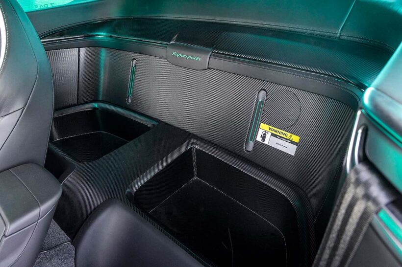 専用デザインのシートは本格バケットタイプ。後席はカーボン製の荷物入れとなり、完全な2シーターだ。