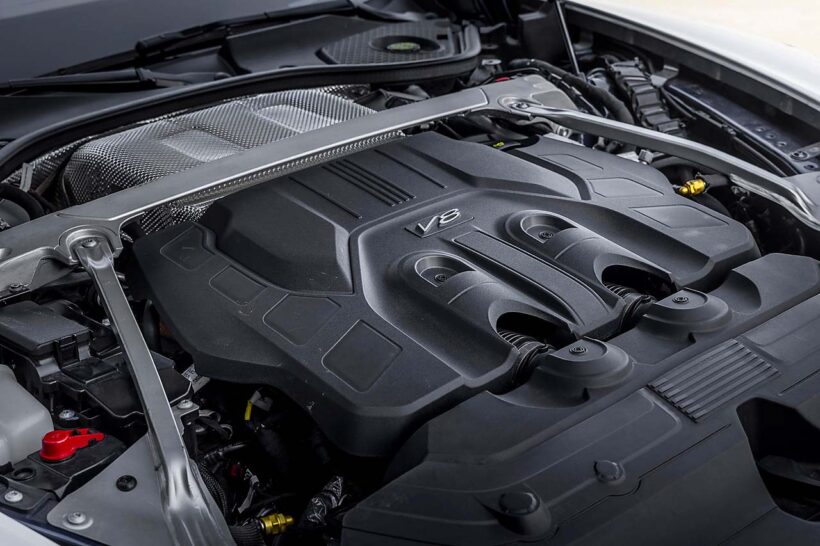 V8ツインターボエンジンはコンチネンタルGTスピードのものより66PSアップした666PS。最高速度は310km/hと発表されている。