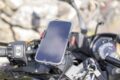 バイクに付けられているスマホ