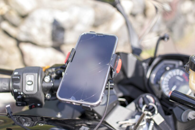 バイクに付けられているスマホ