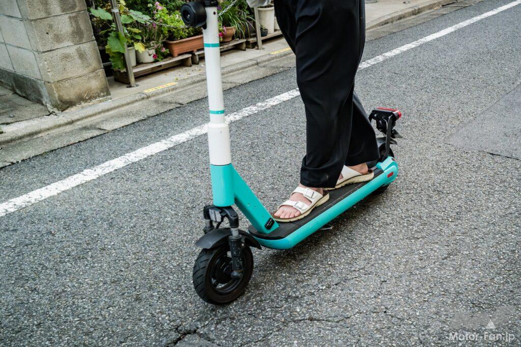 電動キックボードで移動する人