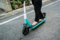電動キックボードで移動する人
