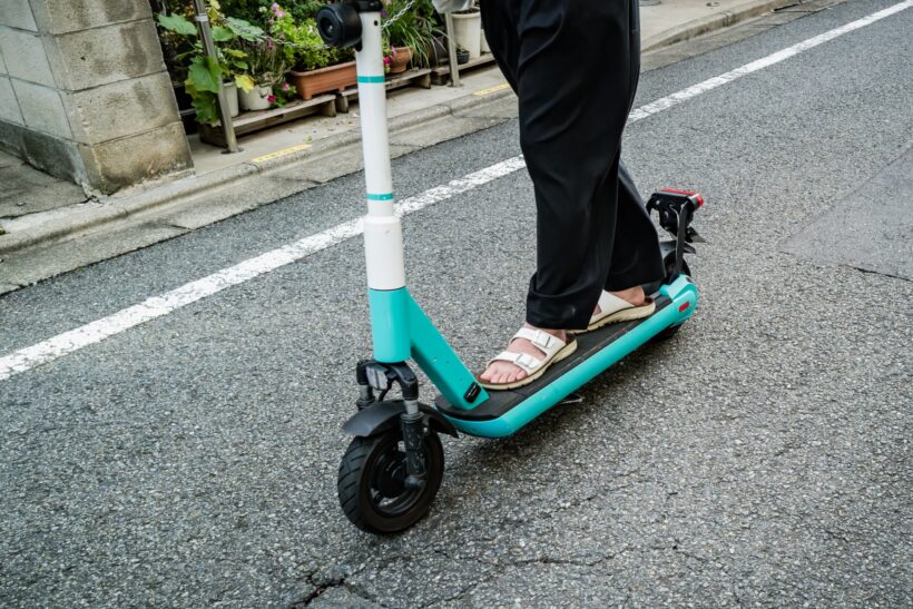 電動キックボードで移動する人