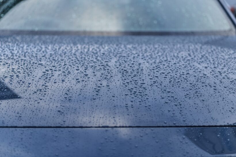 雨に濡れたクルマ
