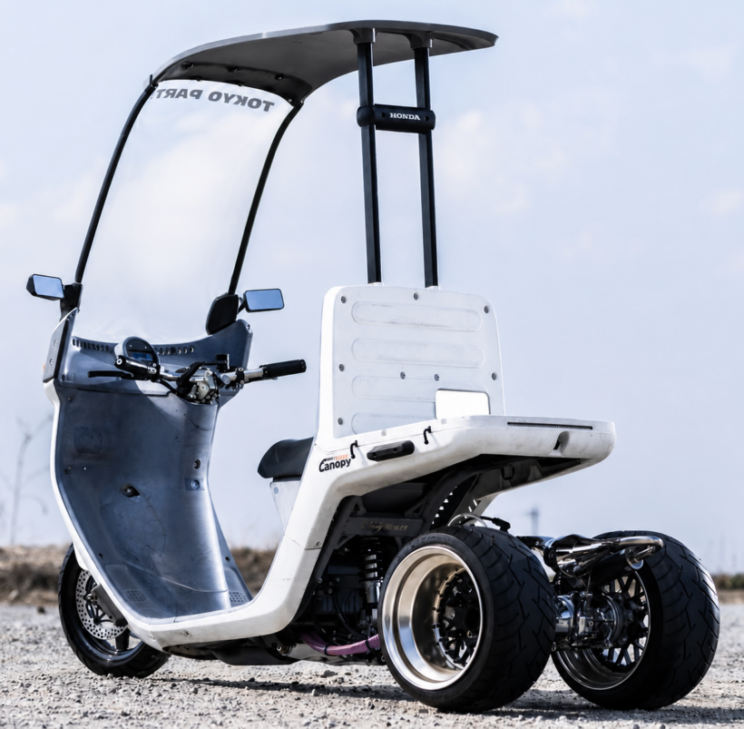 フロントはダブルディスク化 水冷ヘッド+ロングクランクで73cc化され フロントはダブルディスク化 水冷ヘッド+ロングクランクで73cc化され